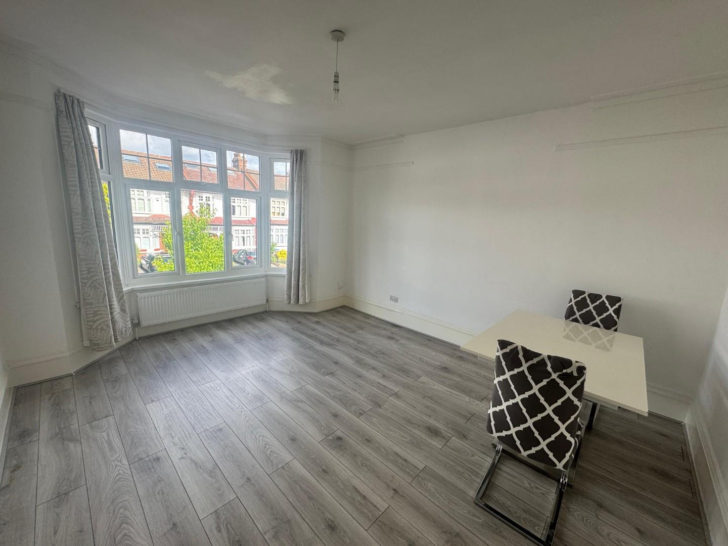 3 BEDROOM FLAT, CAVERSHAM AVENUE IN N13 AREA